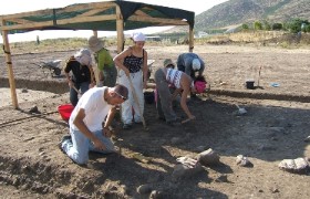 Studenti del Corso di Laurea in Archeologia Subacquea impegnati negli scavi (Neapolis - Giugno 2005)